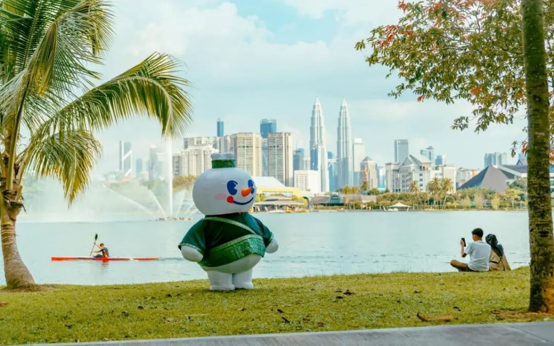 在马来西亚身穿当地特色服饰的雪王